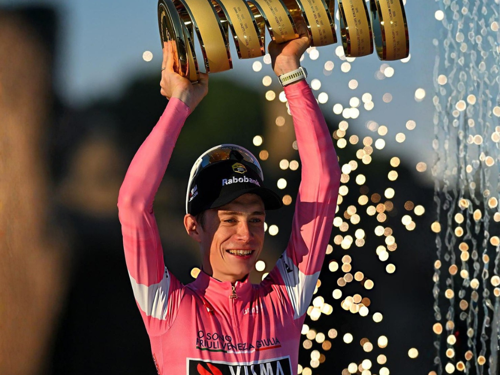 Foto: ESPN. Jonas Vingegaard conquistó el Giro de Italia 2026 en Roma. El danés completó la histórica trilogía de las tres grandes vueltas del ciclismo.
