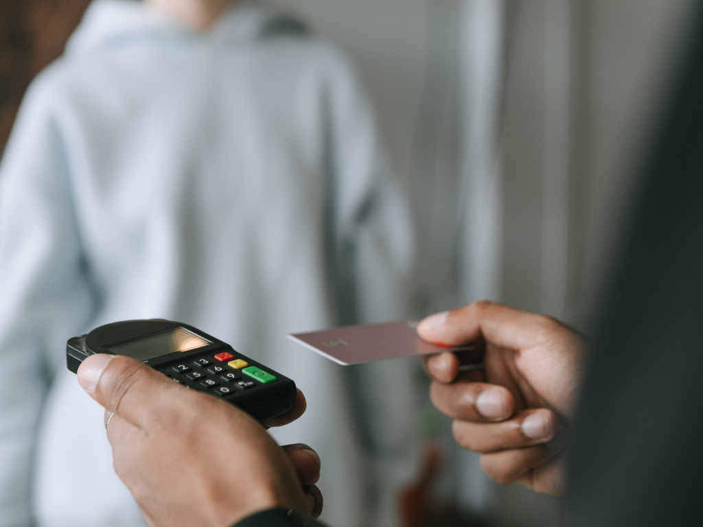 Foto: Canva. Aunque la inclusión financiera en Colombia supera el 96%, el acceso al crédito formal sigue rezagado en zonas rurales.
