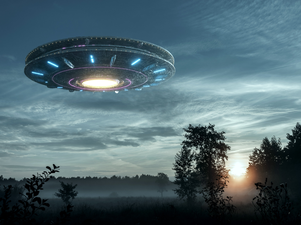 Foto: Canva. El presidente Trump y el secretario de Defensa, Pete Hegseth, hicieron públicos documentos clasificados sobre fenómenos extraterrestres.