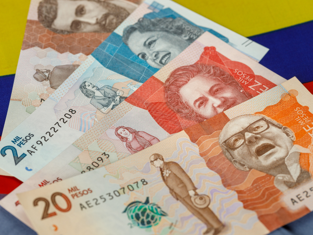 Foto: Canvas. El flujo de remesas e inversión extranjera en Colombia marca una brecha de USD 3.109 millones en 2026. Conozca las alertas del Banco de la República y CARF.