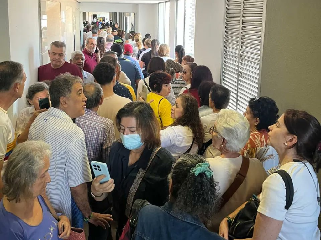 Foto: Cortesía Redes Sociales. Votantes denuncian caos logístico en el Centro Comercial San Diego de Medellín. Mesas fueron trasladadas al piso 11.