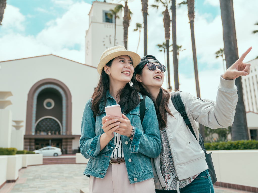 Foto: Canva. Colombia recibió 1,36 millones de visitantes extranjeros en el 1T de 2026. ANATO destaca el crecimiento del turismo de doble dígito.