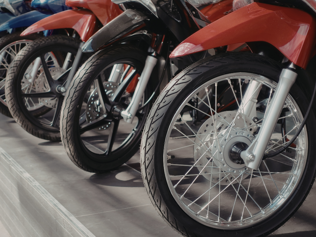 Foto: Canva. El mercado de motocicletas en Colombia registró 113.602 unidades en abril de 2026. BAJAJ lidera el ranking de marcas.