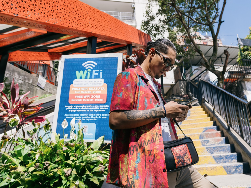 Foto: Distrito de Medellín. La Alcaldía de Medellín habilitó nuevos puntos de wifi público gratuito. Así, la ciudad alcanza 420 zonas activas y supera las 100 millones de conexiones.