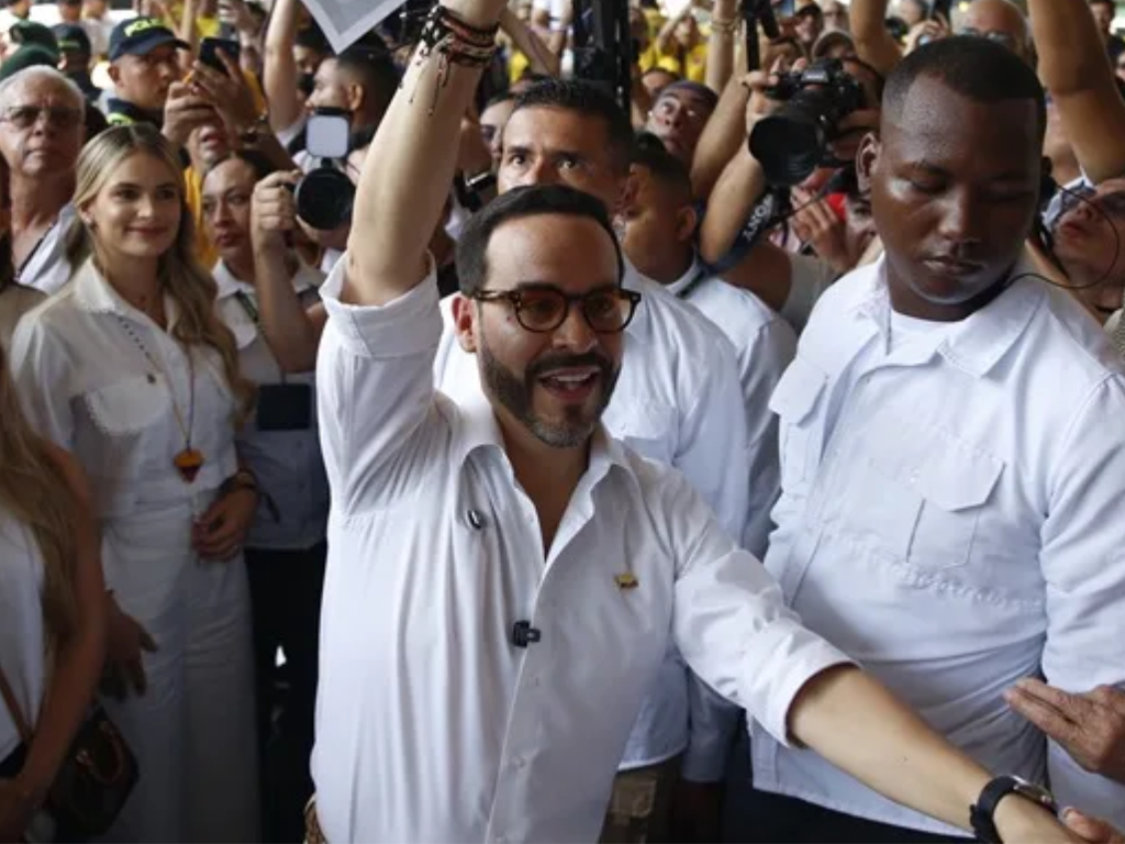 En la imagen se ve a Abelardo de la Espriella votando.