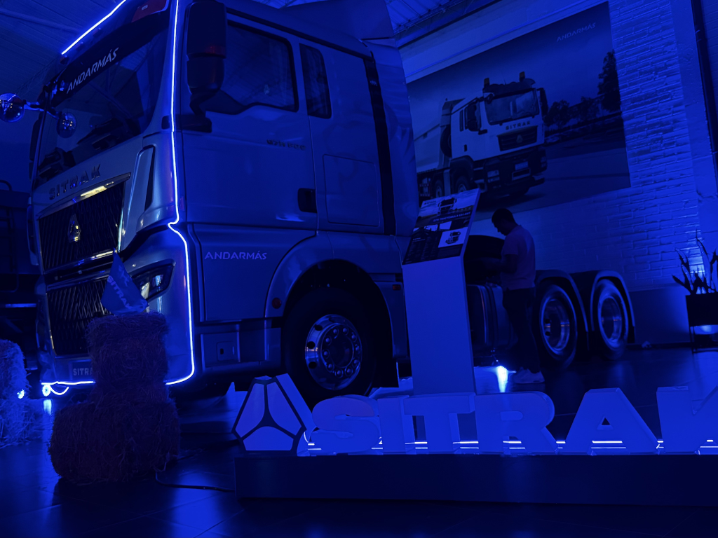 Foto: Andarmas. El concesionario ANDARMÁS anunció la llegada de SITRAK a Medellín. Esta marca internacional de vehículos pesados fortalecerá el transporte de carga.