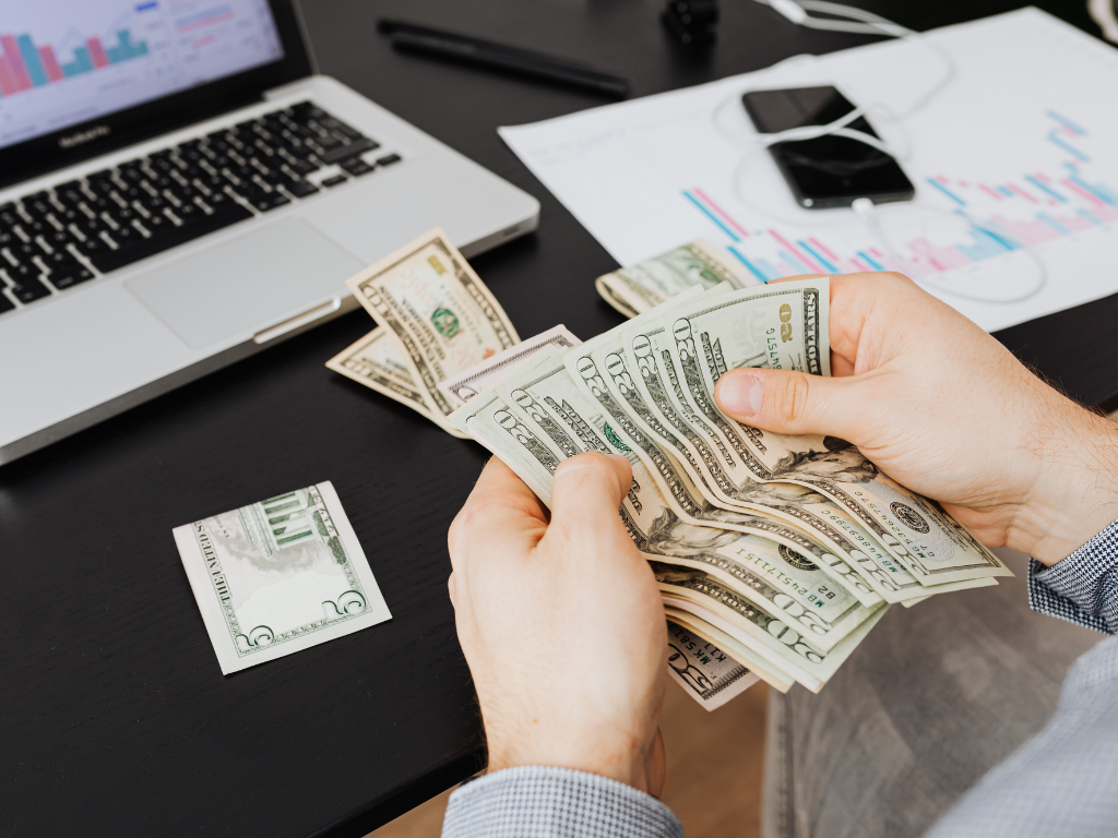 Foto: Canva. El Departamento del Tesoro activó el control de FinCEN a cuentas de inmigrantes. Pide a los bancos vigilar fraudes y pagos salariales.