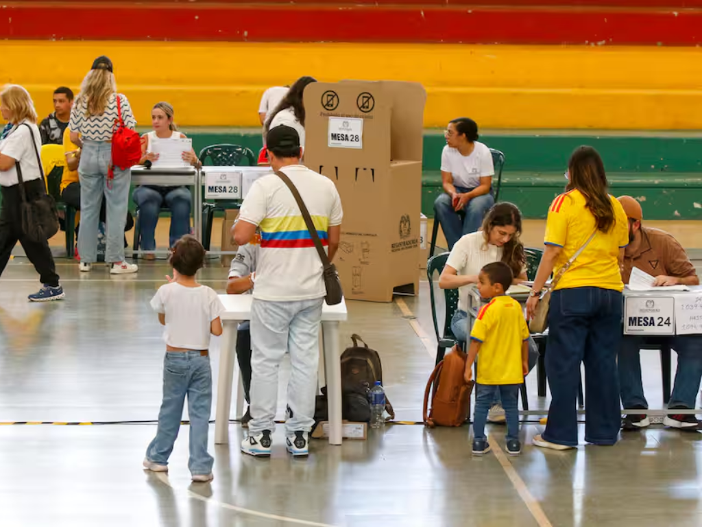 Foto: Cortesía. Cámara Medellín @CamaraMedellin En una jornada ejemplar, en la que los ciudadanos votaron masivamente, la Registraduría demostró su ejemplar capacidad técnica, y las instituciones han mostrado la fortaleza de nuestra democracia, Colombia ha elegido su Presidente para el periodo 2026-2030. Felicitamos al presidente electo Abelardo De La Espriella y su vicepresidente José Manuel Restrepo. En nombre de los empresarios de Antioquia esperamos seguir construyendo un país próspero y lleno de oportunidades para todos.