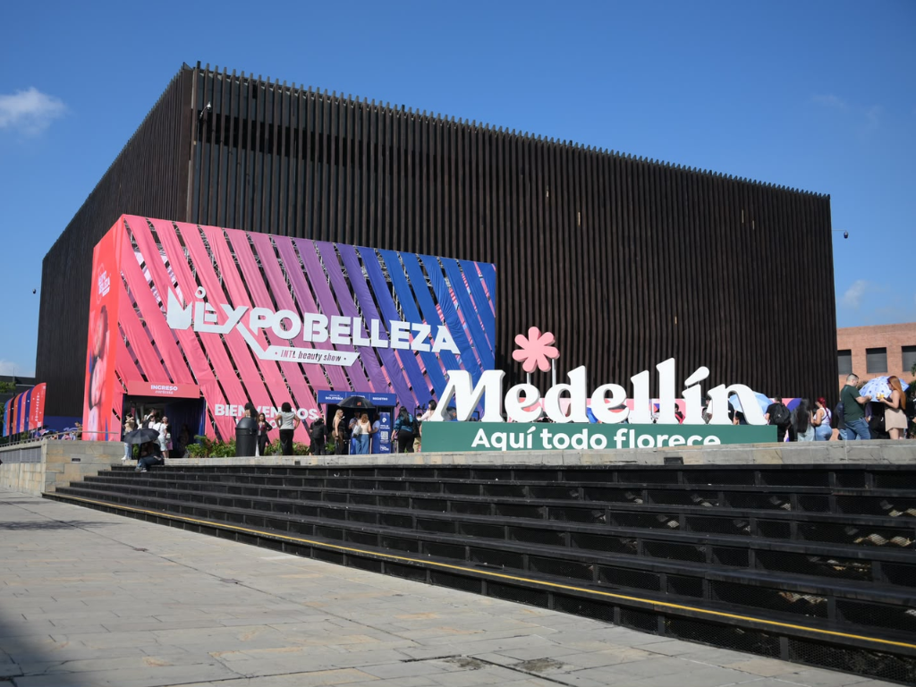 Foto: Alcaldía de Medellín. Medellín proyecta un impacto económico de 24,2 millones de dólares por la décima edición de Expobelleza en Plaza Mayor. Conozca las cifras.