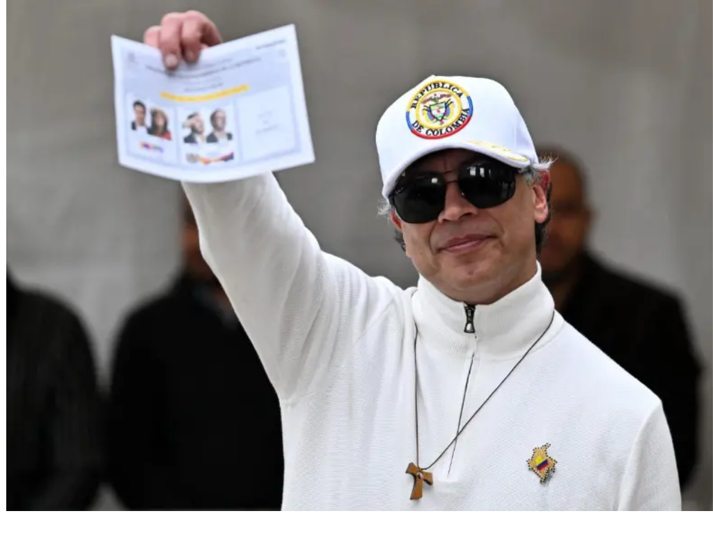 En la imagen se ve al presidente gustavo petro mostrando su voto en la segunda vuelta presidencial de Colombia.