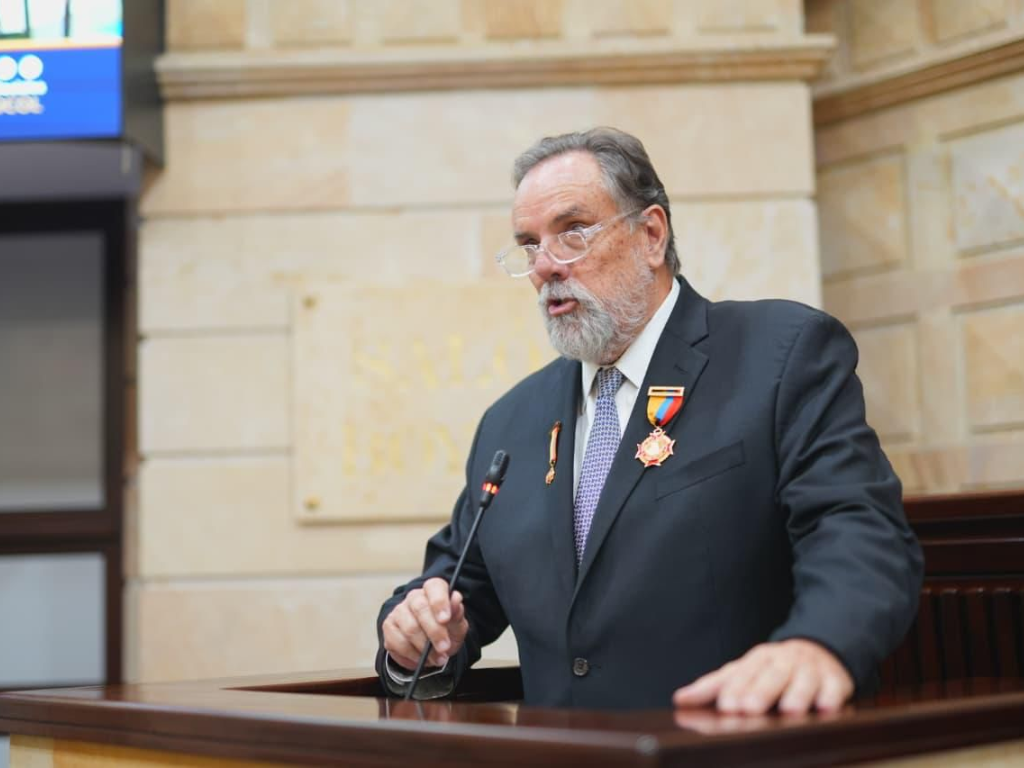 Foto: Argos. El reconocimiento a Jorge Mario Velásquez con la Orden de la Democracia Simón Bolívar resalta un legado de sostenibilidad y liderazgo.