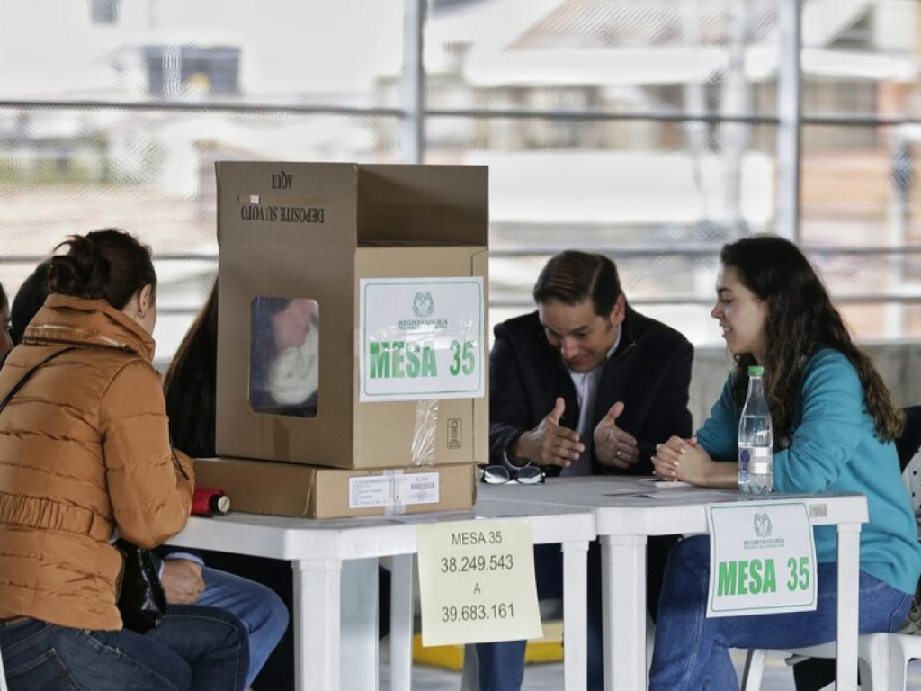 En la imagen se ven algunos jurados de votación.
