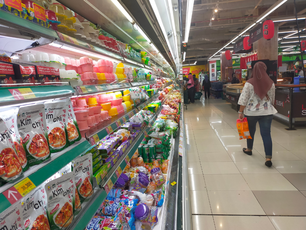 Foto: Canva. El DANE reportó que en abril de 2026 las ventas reales del comercio minorista aumentaron 14,9% anual. Vehículos y tecnología lideraron el repunte comercial.