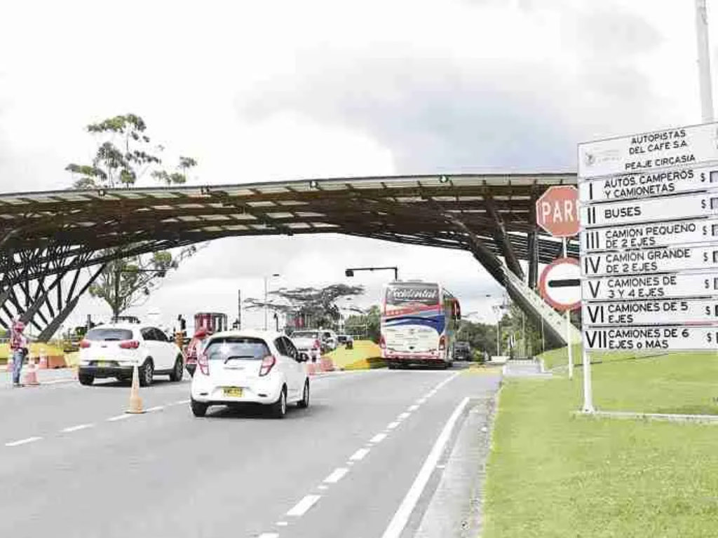 Foto: Cortesía. El Gobierno oficializó las tarifas diferenciales en peajes del Eje Cafetero, reduciendo el costo a $700. Petro anunció el fin de concesiones.