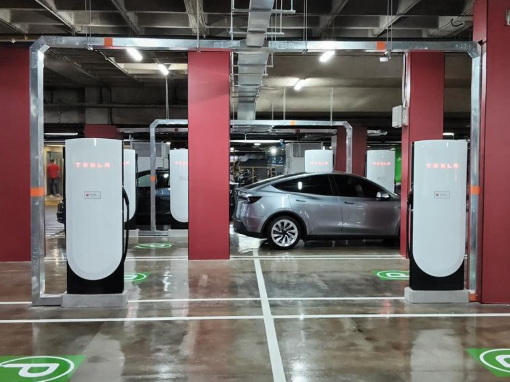 Foto: Tesla- La inauguración de los supercargadores Tesla en Medellín Unicentro superó todas las expectativas registrando un alto flujo de vehículos.
