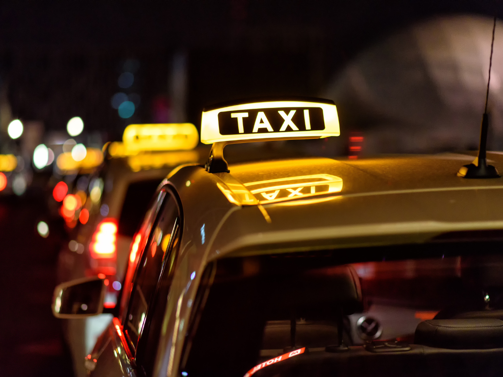Foto: Canva. ransportadores intermunicipales en Colombia rechazan borrador de decreto que flexibiliza la operación de taxis entre municipios contiguos sin planilla.