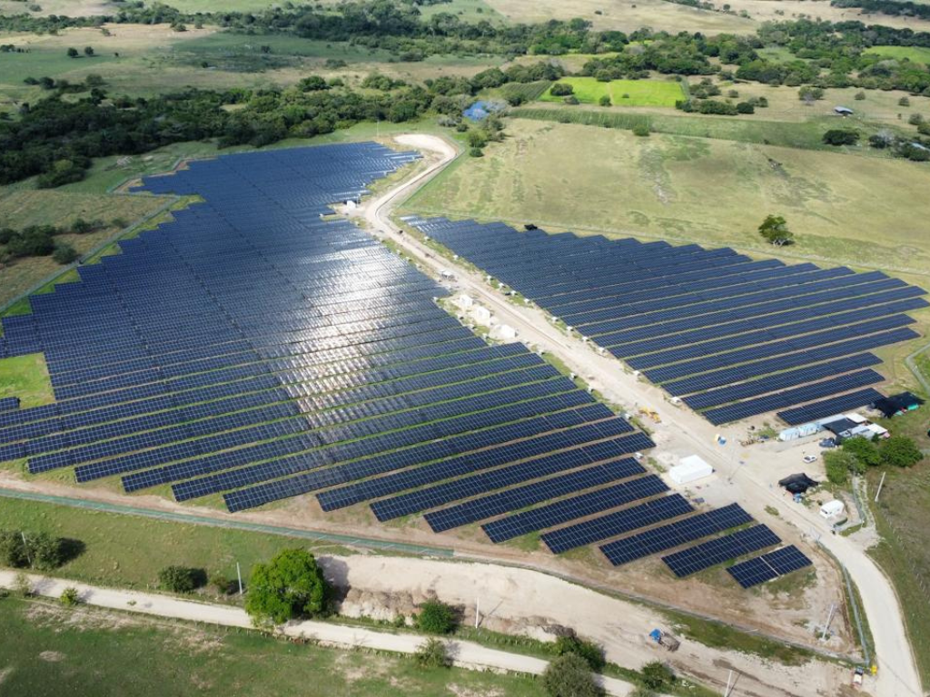 Foto: Erco. Con 14,96 MWp y tecnología BESS, el nuevo proyecto fotovoltaico en Purificación inyecta energía a la red nacional para mitigar la sequía.