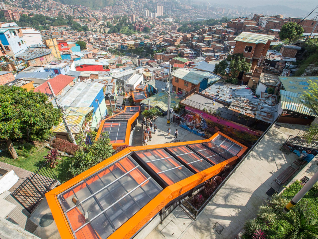 Foto: Alcaldía de Medellín. El Distrito llevará la Ruta de Fortalecimiento Turístico a la comuna 13. Conozca las entidades y asesorías para emprendedores.