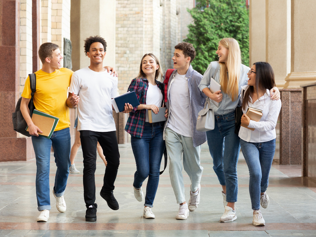 Foto: Canva. Claro Colombia y la Universidad de La Sabana abren convocatoria para el Semillero Comercial. Ofrecen formación técnica y primer empleo a 160 jóvenes.