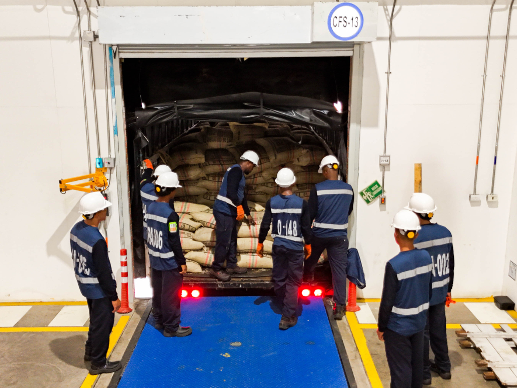 Foto: Puerto Antioquia. Puerto Antioquia, junto a Maersk Line, realiza la histórica primera exportación de café colombiano desde Urabá. Un paso clave para la competitividad del sector.