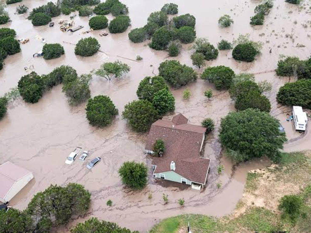 Foto: Cortesía. Fuertes lluvias provocan inundaciones mortales en Texas. El desbordamiento del río Pedernales obliga a evacuaciones masivas.