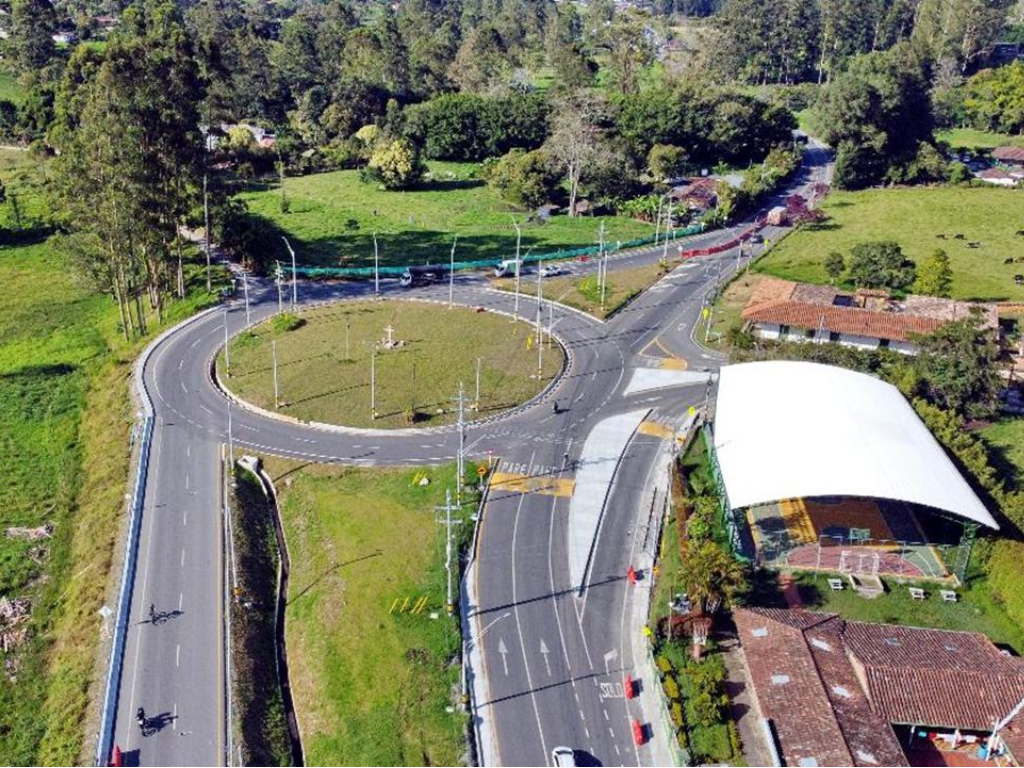 Foto: ANI. La ANI confirmó que el INVIAS asumirá la administración de los 172,5 km del proyecto DEVIMED en el Oriente antioqueño desde el 1 de agosto.