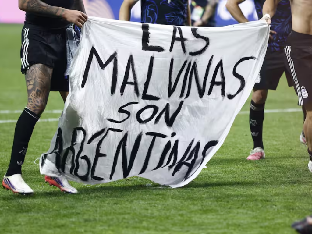 Foto: Cortesía. El Gobierno británico exige a la FIFA investigar a la selección de Argentina tras posar con una pancarta sobre las Islas Malvinas tras eliminar a Inglaterra en el Mundial 2026.