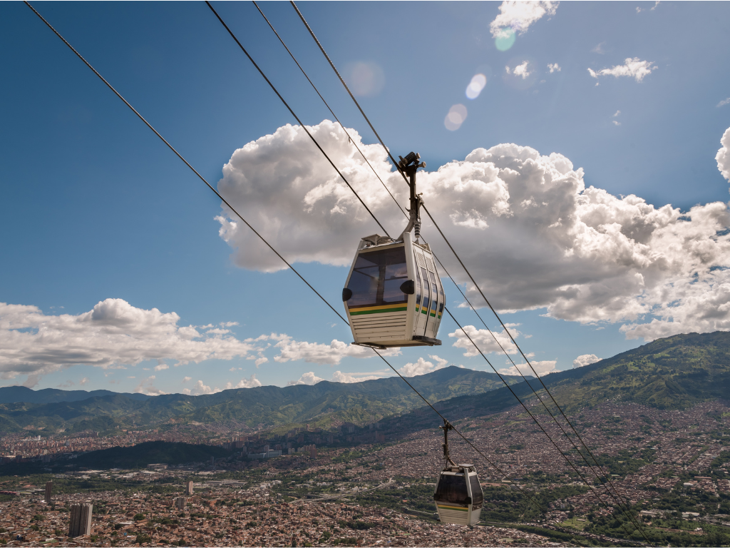 Foto: Canva. Un estudio de neuromarketing del Politécnico Grancolombiano y la Secretaría de Turismo revela que el Metro, el color verde y la cotidianidad definen la marca ciudad de Medellín.