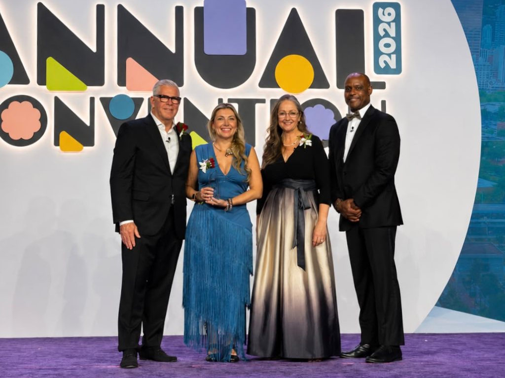 Foto: Bureau. El Greater Medellín Convention & Visitors Bureau recibió el premio internacional Impacto Global por transformar comunidades mediante su Programa de Legado.