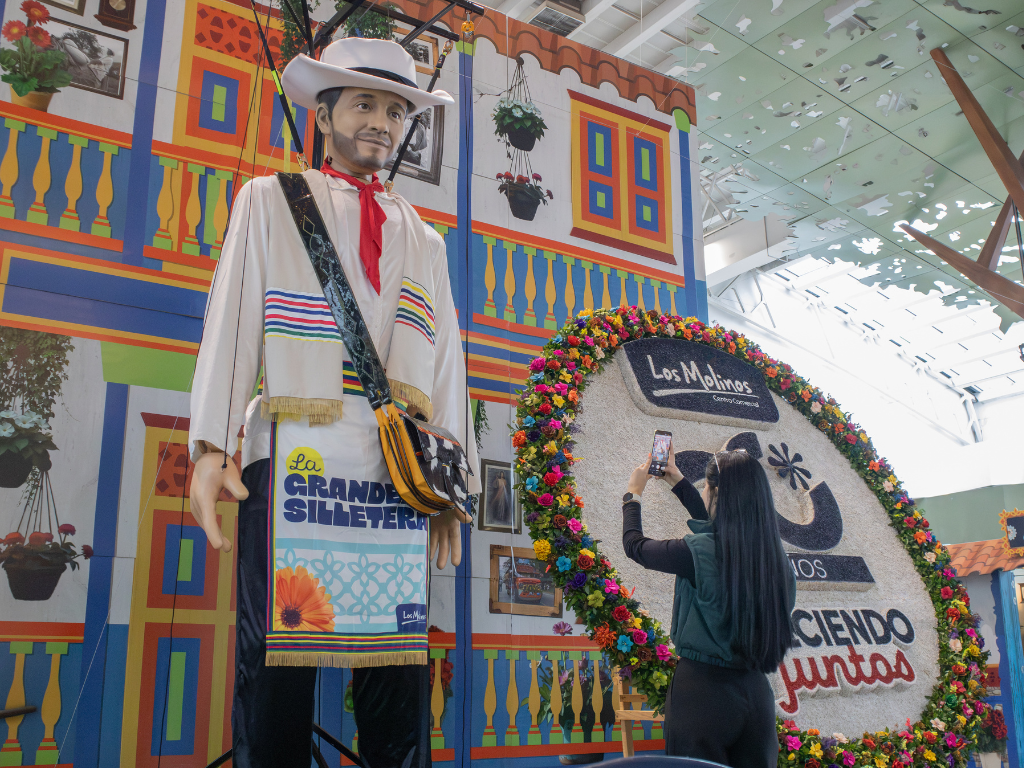 Foto: Los Molinos. El silletero marioneta monumental de 6 metros llega al Centro Comercial Los Molinos durante la Feria de las Flores 2026 con eventos culturales gratuitos.