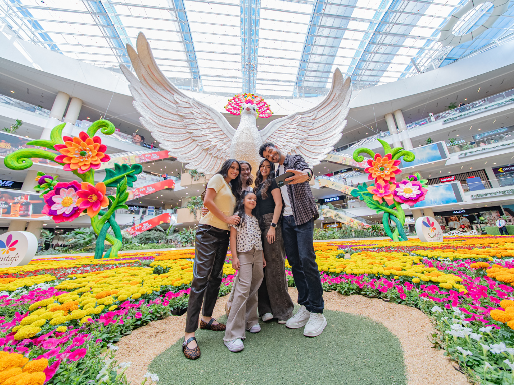 Foto: Santafe. El Tapete de Flores de Santafé Medellín regresa en 2026 con 220.000 flores, causa social con FAN Fundación e inversiones de $10.000 millones en el centro comercial.