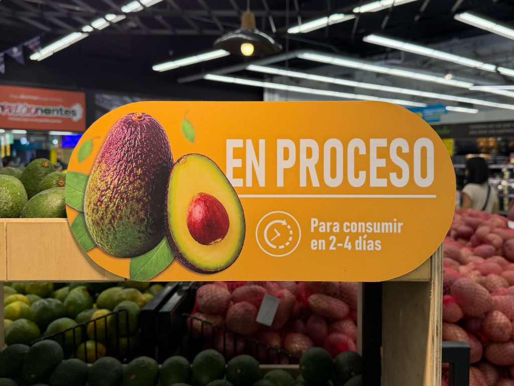 Foto: Daniel Flórez. Grupo Éxito implementa señalización pedagógica para la maduración de aguacates en punto de venta. Descubra el shopper marketing.