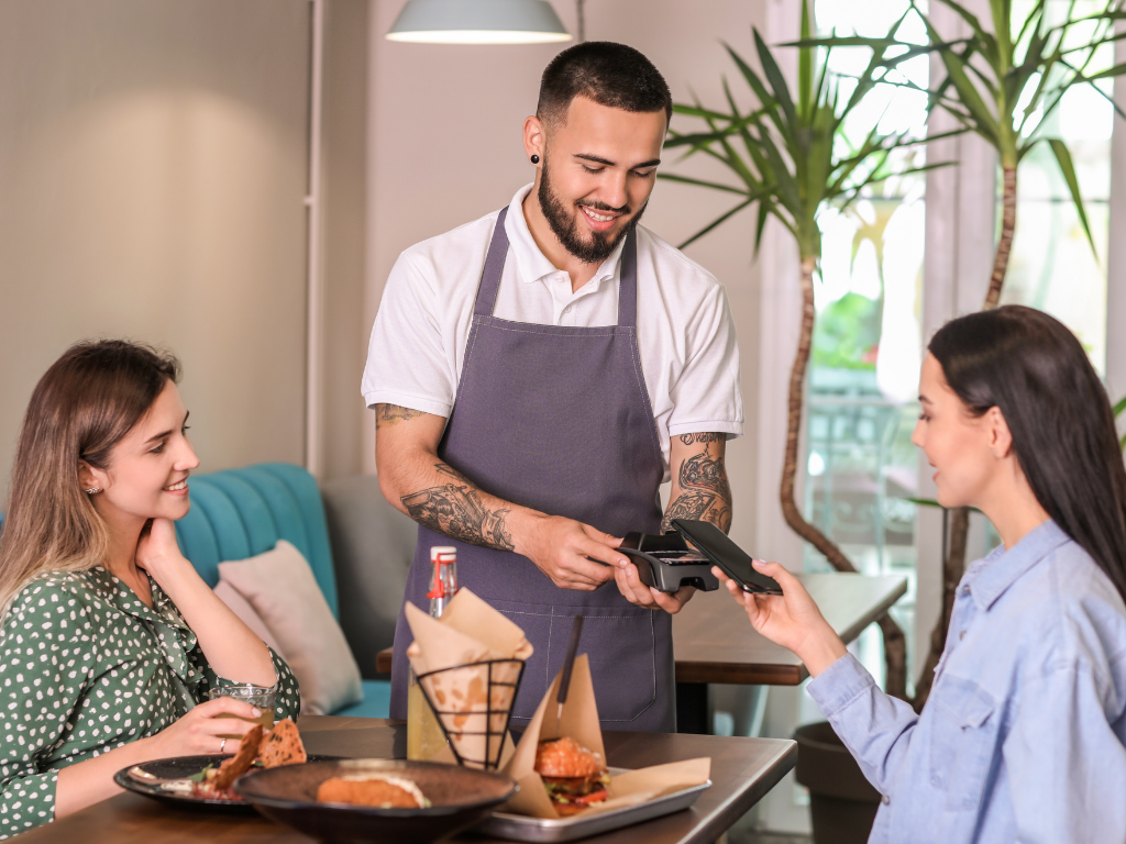 Foto: Canva. Redeban se convierte en el primer partner certificado de Oracle Payment Interface en Colombia para integrar datáfonos Android con Oracle Simphony POS.