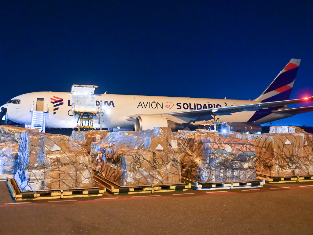 Foto: LATAM. El Avión Solidario de LATAM Airlines transportó gratis a 662 rescatistas y 296 toneladas de ayuda humanitaria tras el sismo en Eje Cafetero.