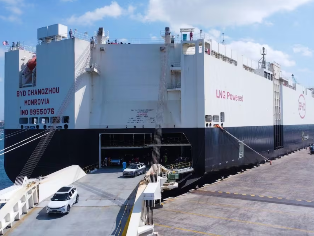 Foto: Cortesía. La llegada del primer buque de BYD con 1.000 vehículos eléctricos al puerto de Manta impulsa la electromovilidad y la transición energética en Ecuador.