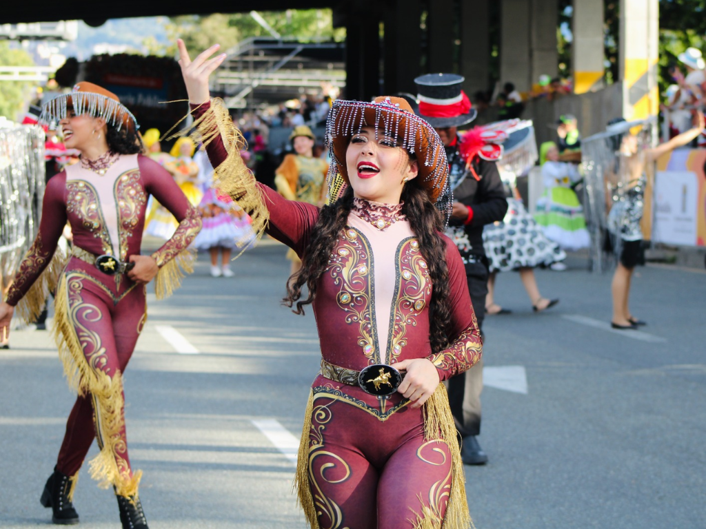 Foto: Distrito de Medellín. El Desfile Avenida Primavera reunirá 26 carrozas en Medellín este domingo 2 de agosto. Conozca el recorrido, artistas y logística del evento.