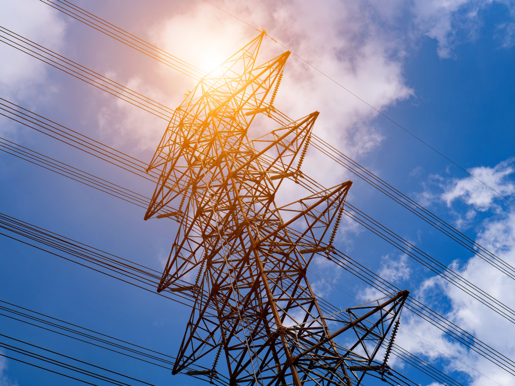 Foto: Canva.El Gobierno de Colombia anunció la reactivación de las exportaciones de energía eléctrica a Ecuador cubriendo el 8% de la demanda ecuatoriana.