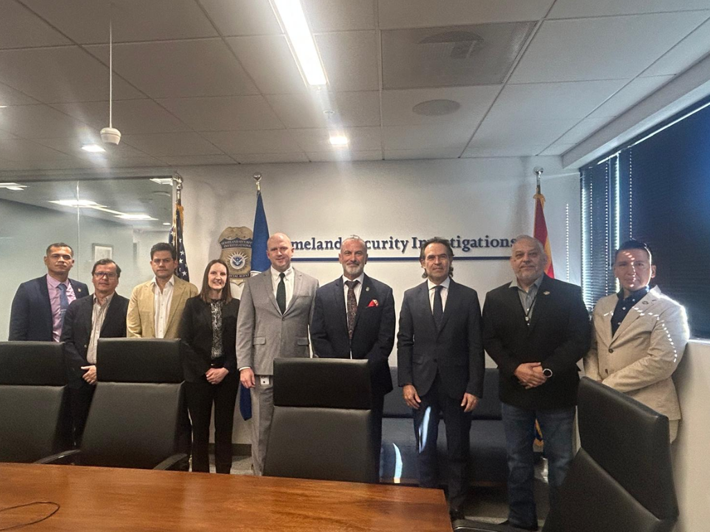 Foto: Distrito de Medellín. En Phoenix, el alcalde Federico Gutiérrez se reunió con el FBI y HSI para reforzar la Operación Arcángel contra redes de abuso infantil.
