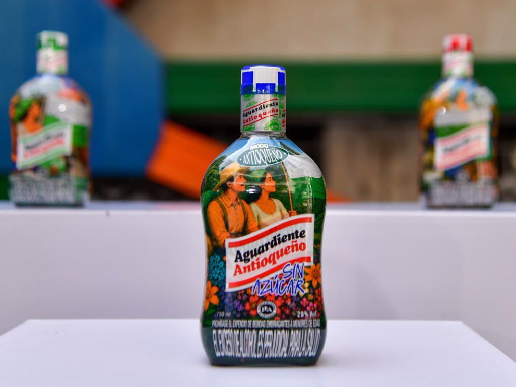 Foto: FLA. La Fábrica de Licores de Antioquia presentó la edición especial de Aguardiente Antioqueño basada en la obra "Horizontes" para la Feria de las Flores 2026.