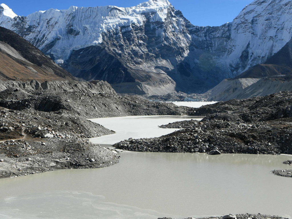Foto: Cortesía. Un colapso glaciar en Nepal causó una devastadora inundación con impacto sísmico de 5,2. Científicos evalúan un fenómeno GLOF.