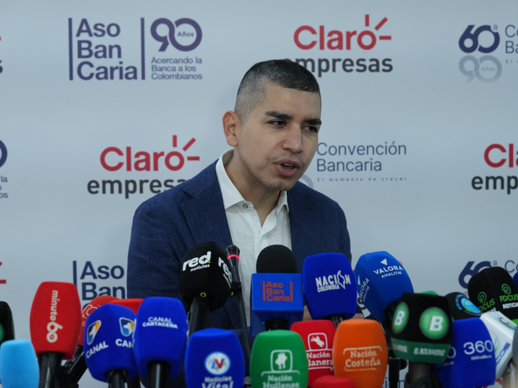 Foto: Asobancaria- En la Convención Bancaria, Jonathan Malagón anunció periodos de gracia de hasta un año, condonación de intereses y créditos hipotecarios al 8 % para damnificados.