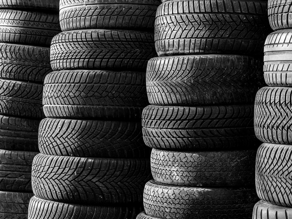 Foto: Canva. Acoplásticos presentó Acoreencauche, una iniciativa para fortalecer la industria del reencauche de llantas, promover la economía circular y proteger el empleo en Colombia.