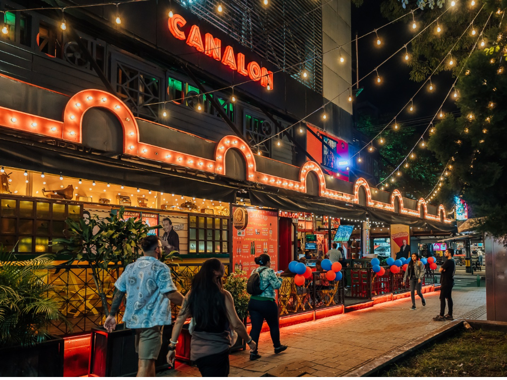 Foto: Distrito de Medellín. Medellín amplía los horarios de la rumba en la Feria de las Flores 2026. El Decreto 1495 busca impulsar la economía local.