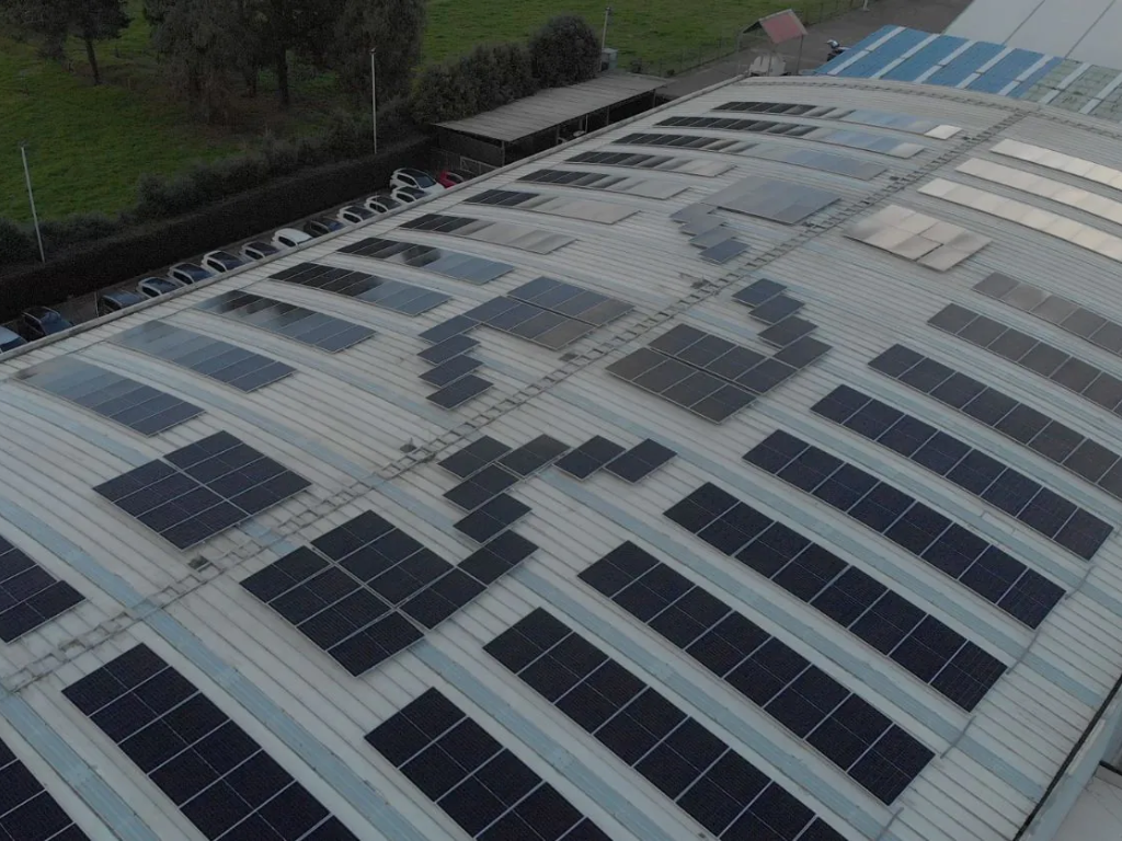 Foto: Cortesía. Metrokia, distribuidor de Kia en Colombia, implementa energía solar con Derco. Reduce costos y evita 134 toneladas de CO2 al año.