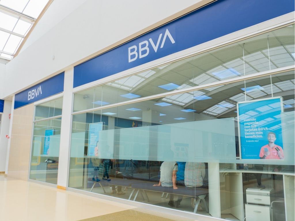 Foto: BBVA. BBVA ordenó el cierre preventivo de oficinas en 6 departamentos tras el sismo. Conozca los canales digitales y telefónicos activos.
