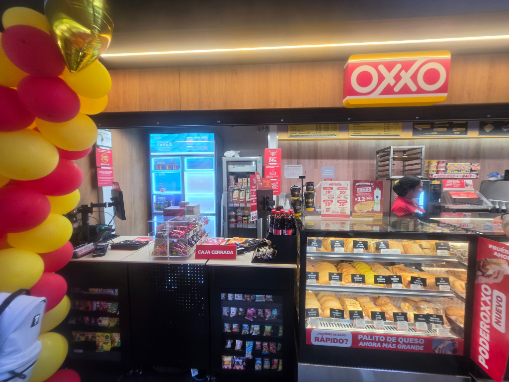 Foto: Juan Carlos Santamaría. Oxxo inauguró su primera tienda en una estación del Metro en Niquía. Andrés Morales, director general, revela los planes de expansión y generación de empleo.