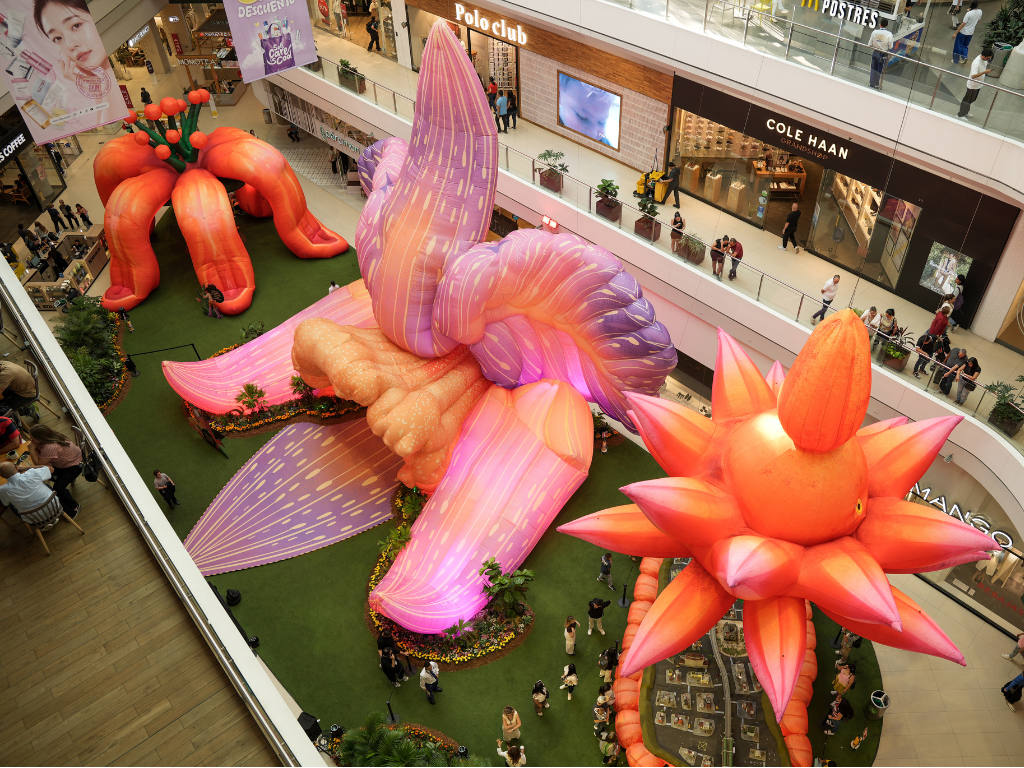 Foto: Viva Envigado. Viva Envigado presenta Paiseando 2026 con la orquídea de centro comercial más grande de Latinoamérica y maquetas de Medellín.