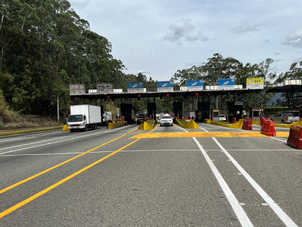 Foto: ANI. El INVIAS asumió la operación de DEVIMED desde el 1 de agosto de 2026. La red vial conecta a ocho municipios del Oriente antioqueño.