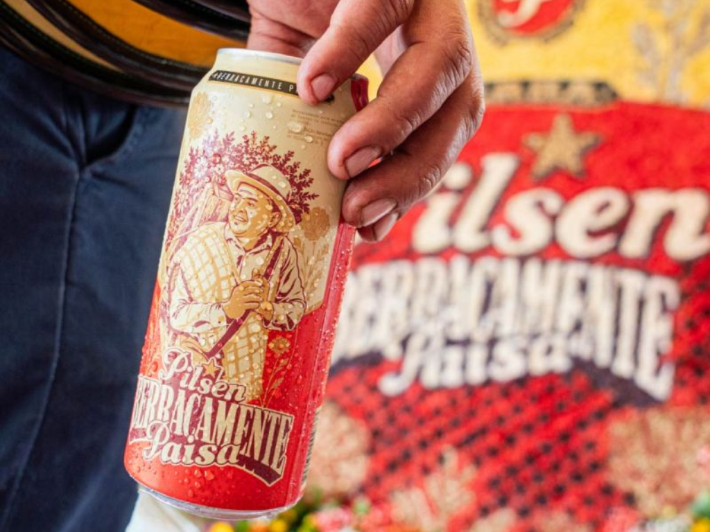 Foto: Cortesía. Cerveza Pilsen, marca de Bavaria, lanzó la edición especial “Berracamente Paisa” para homenajear a los silleteros en la Feria de las Flores 2026.