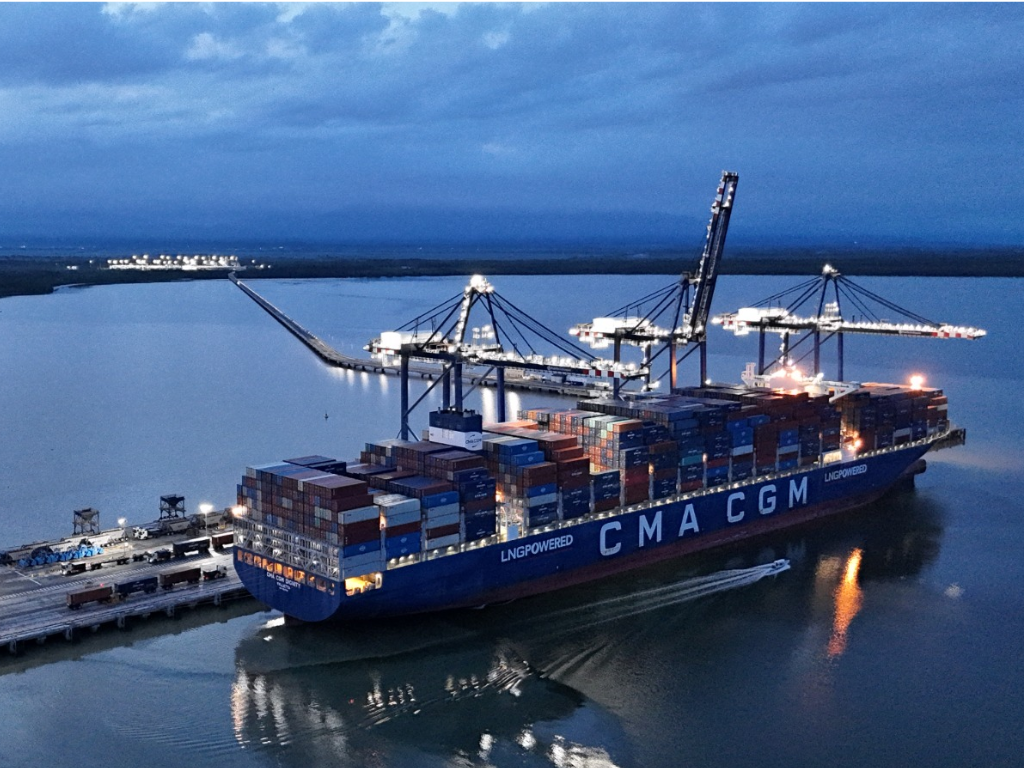 Foto: Puerto Antioquia. Puerto Antioquia operó el buque Neo-Panamax CMA CGM Dignity. El gigante marítimo de 366 metros impulsa la logística de Urabá.